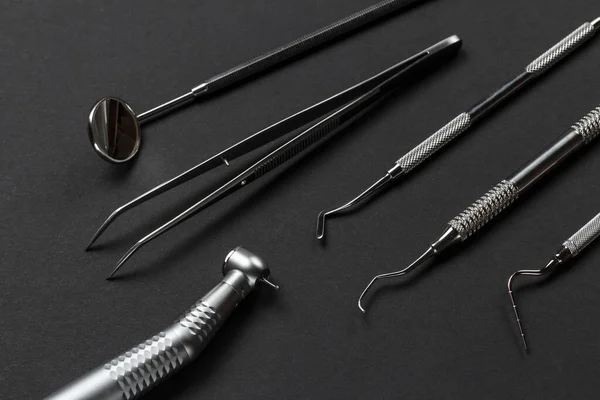 Set di strumenti dentali in metallo per la cura dei denti — Foto Stock