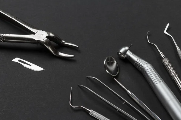 Conjunto de instrumentos dentales metálicos para el cuidado dental — Foto de Stock