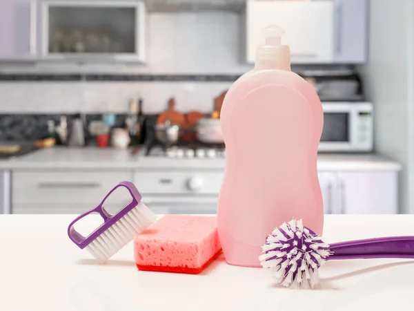 Μπουκάλι Υγρό Πιάτων Σφουγγάρι Και Βούρτσες Στην Κουζίνα Έννοια Πλύσης — Φωτογραφία Αρχείου