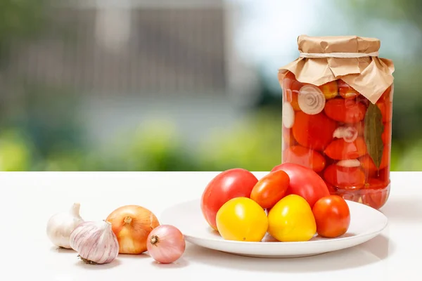 Tomates Conservées Dans Bocal Verre Tomates Fraîches Sur Une Assiette — Photo