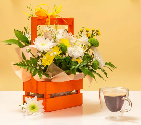 Beautiful Bouquet Yellow White Flowers Wooden Basket Cup Coffee — Stock Photo, Image
