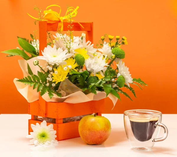 Beautiful Bouquet Yellow White Flowers Wooden Basket Cup Coffee Apple — Stock Photo, Image