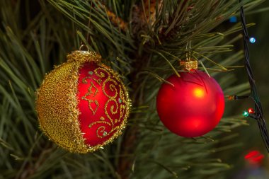 Oyuncak topları ve parıldayan parti ışıklarıyla Noel ağacının yakın çekim dalları. Noel ve Yeni Yıl kavramı.