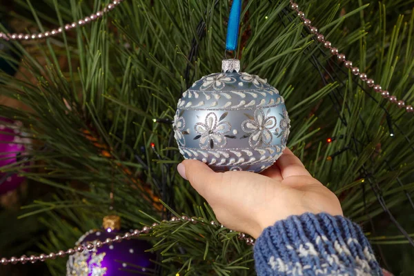 Mujer Cerca Suéter Decorando Árbol Navidad Con Pelotas Juguete Composición —  Fotos de Stock