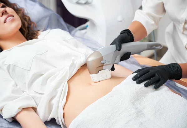 Klinikte vücut kaldırma ve tedavi gören genç bir kadın.