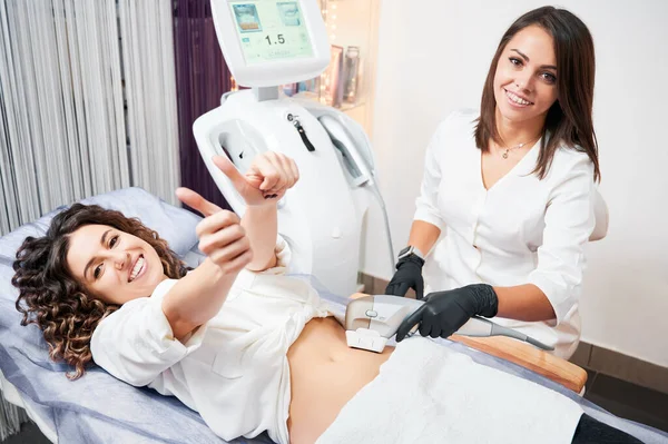 Examen médico mujer en el abdomen con ecografía. —  Fotos de Stock