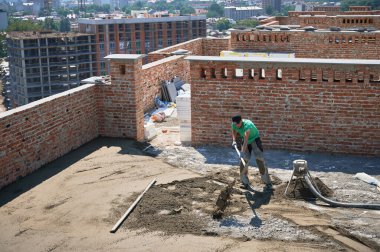 İnşaat alanında çalışan yer gösterici müteahhit..