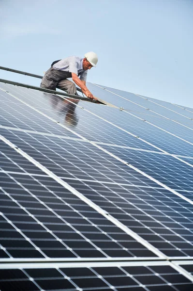 Worker mounting photovoltaic solar panel system — Stock Photo, Image