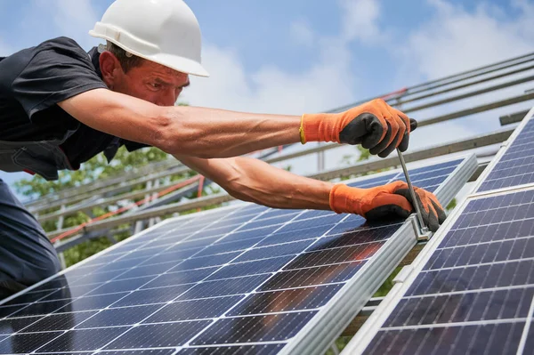 Männliche Arbeiter installieren Photovoltaik-Solarzellen im Freien. — Stockfoto