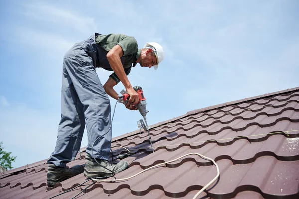 Préparation à l'installation d'un système de panneaux solaires photovoltaïques sur le toit. — Photo
