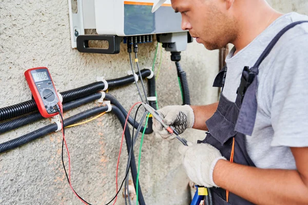 Elektriker installiert Solaranlage, Wechselrichter und Stromkasten — Stockfoto