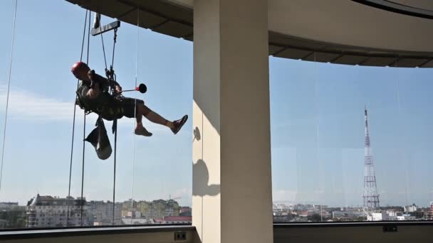 Bergsteiger waschen Glasfenster von Hochhaus — Stockvideo