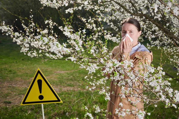 Donna allergica che soffre di allergia stagionale in primavera. — Foto Stock