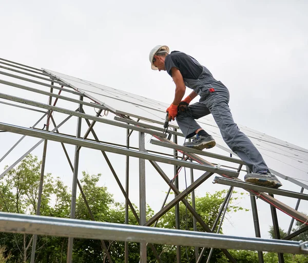 Güneş panelleri için metal kirişleri tamir eden işçiler — Stok fotoğraf