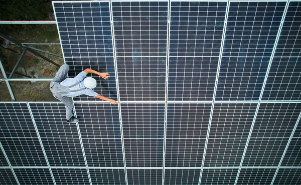 Männlicher Techniker installiert Solaranlage im Freien. — Stockfoto
