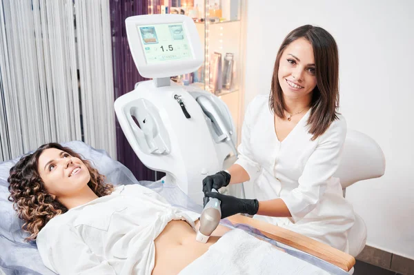 Sessione di irrigidimento della pelle addominale tramite dispositivo SMAS ad ultrasuoni. — Foto Stock