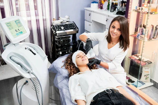 Klinikte yüz gerdirme ameliyatı yapan neşeli bayan doktor..