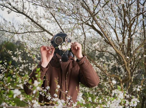 Uomo allergico che soffre di allergia stagionale in primavera. — Foto Stock