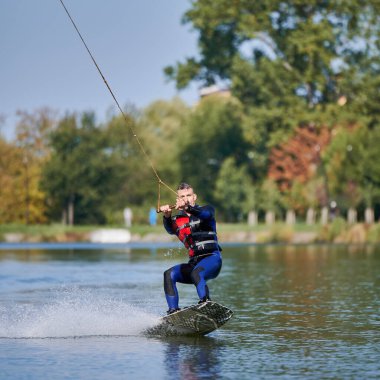 Kablo parkında sörf yaparken eğlenen genç sörfçü..