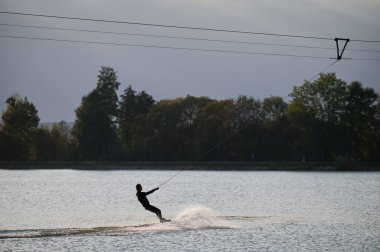 Kablo parkında sörf yaparken eğlenen genç sörfçü..