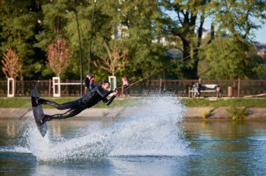 Kablo parkında sörf yaparken eğlenen genç sörfçü..