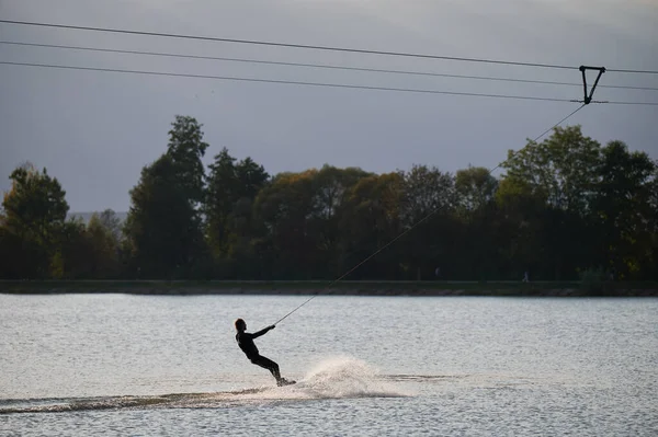 Kablo parkında sörf yaparken eğlenen genç sörfçü..