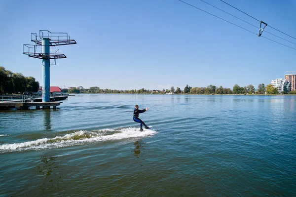 Kablo parkında sörf yaparken eğlenen genç sörfçü..