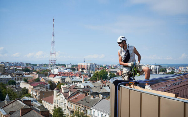 Промышленное альпинистское окно для уборки наружного здания.