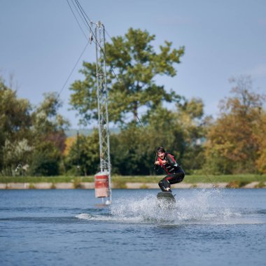 Kablo parkında sörf yaparken eğlenen genç sörfçü..