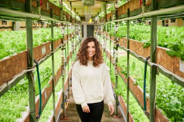 Serada yürüyen neşeli genç bir kadın.