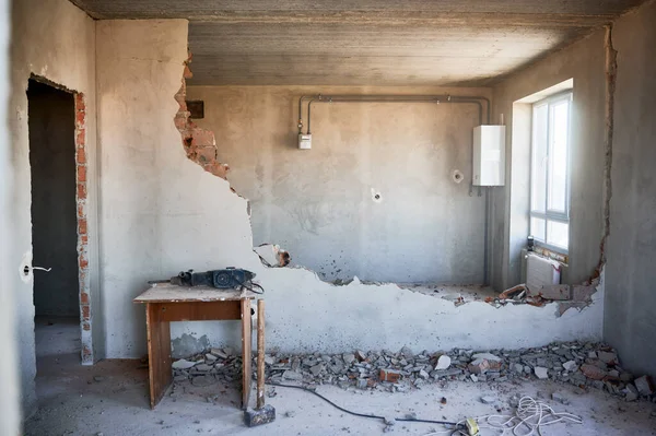 Destroyed interroom wall indoors. Home overhauling concept. — Stock Photo, Image