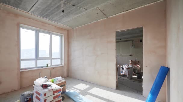 Trabajos de construcción interna gradual en el apartamento. — Vídeos de Stock