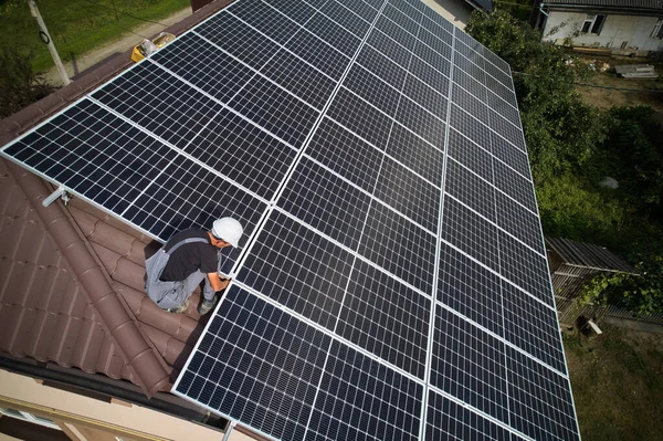 Techniker montieren Photovoltaik-Solarmodule auf Hausdach. — Stockfoto