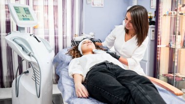 Salondaki resepsiyondaki genç ve güzel kadın..