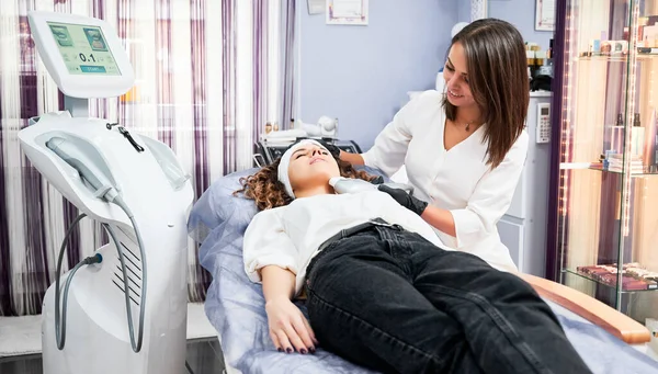 Salondaki resepsiyondaki genç ve güzel kadın..