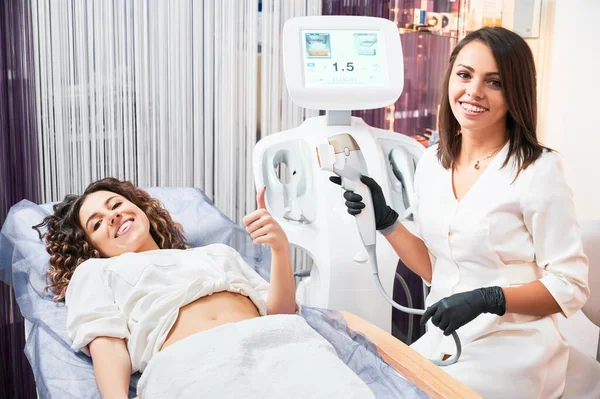 Woman preparing for diagnostics with ultrasound equipment. —  Fotos de Stock