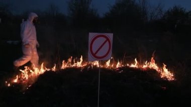 İtfaiyeci ekolojist, orman yangınıyla mücadele ediyor..