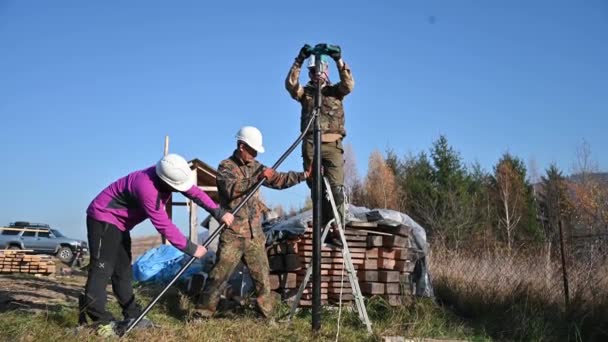Fondation de pieu de forage de travailleur masculin pour maison à ossature en bois. — Video