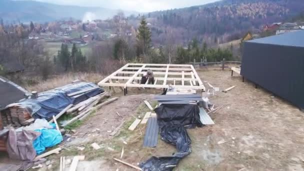 Dřevěný rámový dům na pilotní základně ve výstavbě v horách. — Stock video