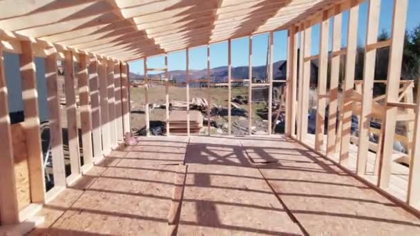 Fachwerkhaus auf Pfahlfundament im Bau in den Bergen. — Stockvideo