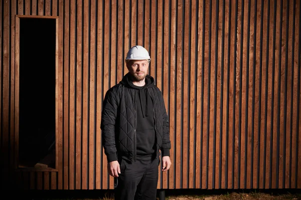 Ahşap çerçeve yapımının kalitesini denetleyen adam.