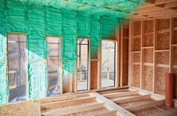 Colagem de fotos antes e depois da sala de isolamento térmico na casa de moldura de madeira. — Fotografia de Stock