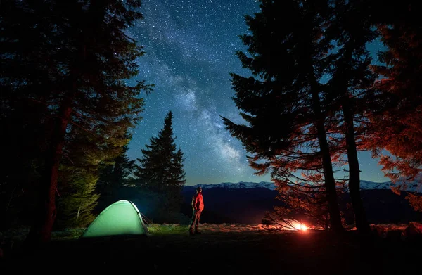 Caminante admirar la belleza del pintoresco cielo estrellado durante la noche en el camping — Foto de Stock