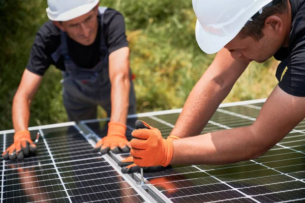 Workers mounting photovoltaic solar panel system — Stock Photo, Image