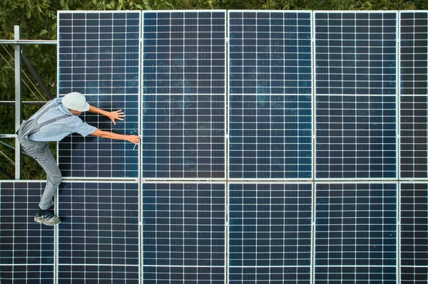 Ariale Ansicht eines männlichen Arbeiters bei der Installation von Photovoltaik-Solarzellen. — Stockfoto