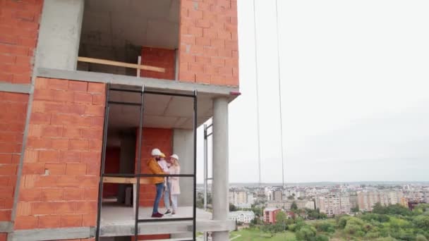 Karısı Çocuğu Olan Bir Adam Inşaat Halindeki Bir Binanın Içinde — Stok video