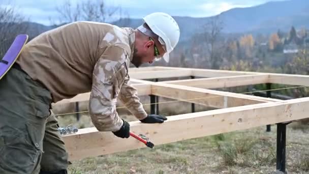 Homme Travailleur Construction Maison Ossature Bois Sur Pieux Fondation Boulon — Video