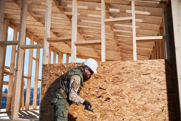 Carpenter Hammering Nail Osb Panel Wall Future Cottage Man Worker — Foto de Stock