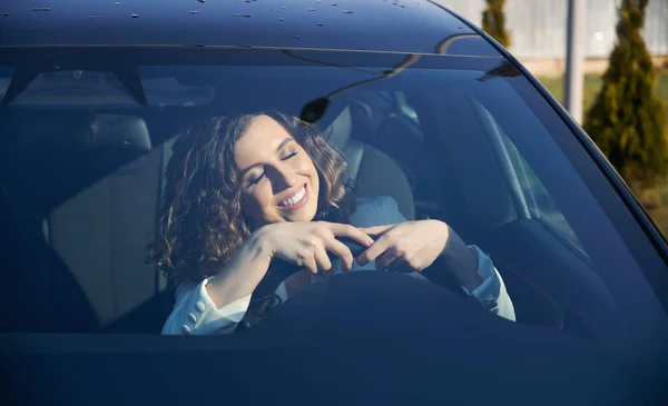 Piękna Bizneswoman Zamkniętymi Oczami Siedząca Elektrycznym Samochodzie Uśmiechnięta Podczas Korzystania — Zdjęcie stockowe