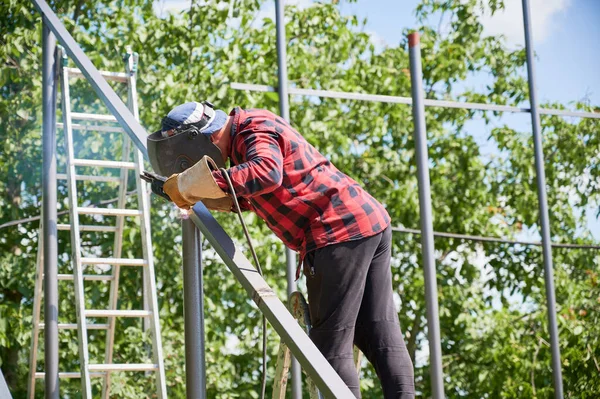 Man Lassen Metalen Paal Met Lasmachine Voor Het Installeren Van — Stockfoto